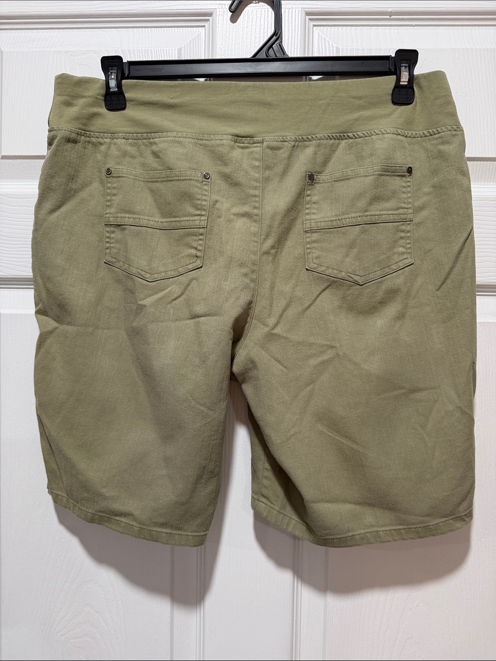 Women's Olive Pull-On Bermuda Shorts with Front Pockets - Picture 3 of 3
